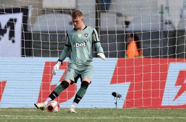 LÉO LINCK: Fazendo sua estreia pelo Botafogo, ele não teve culpa nos gols do adversário, mas sofreu com uma infelicidade no segundo gol, quando a bola bateu no travessão e sobrou limpa para o marcador. NOTA: 5,0. Foto: Vitor Silva