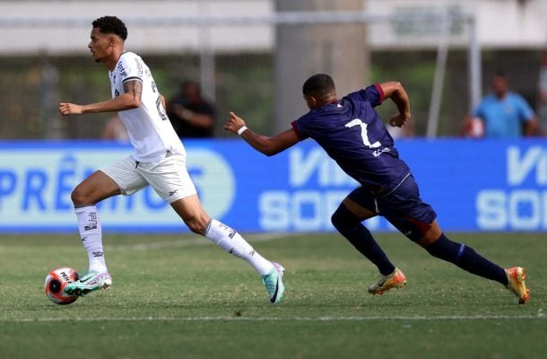 NEWTON: Até fazia um jogo agradável, mesmo com a derrota, mas não conseguiu ajudar na marcação do segundo gol do Madureira, deixando espaço para o time progredir até marcar e fechar a vitória. NOTA: 4,0. - Foto: Vitor Silva/Botafogo.