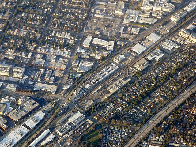 Também nos Estados Unidos, muitas cidades do litoral da Califórnia proíbem ou impõem severas restrições ao Airbnb. É o caso, por exemplo, da mais famosa delas: Santa Mônica. 