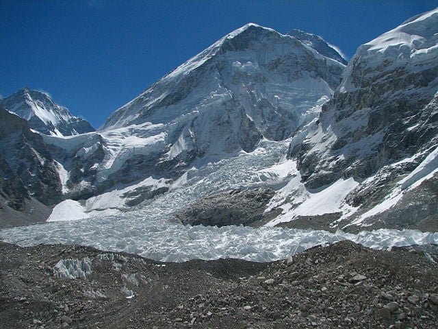 Além do Everest, o Nepal abriga oito das dez montanhas mais altas do mundo, bem como o cânion mais profundo, a Garganta do Kali Gandaki, que se estende verticalmente por 4.375 metros.