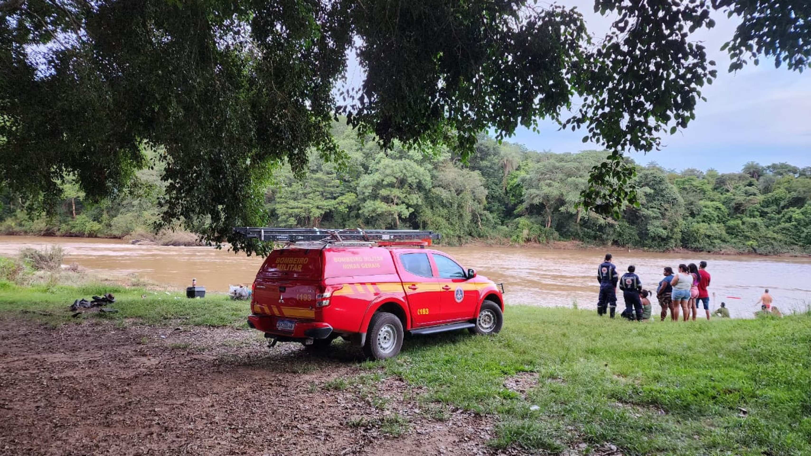 MG: jovem entra em rio para nadar, afunda e não é mais visto