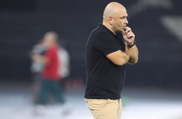 CARLOS LEIRIA: Errou na forma como escalou Patrick de Paula e depois mexeu no time de maneira avulsa, não parecia saber o que estava acontecendo em campo. Agora, terá novamente um duelo contra o Flamengo e precisará vencer. NOTA: 4,0. - Foto: Vitor Silva/Botafogo.