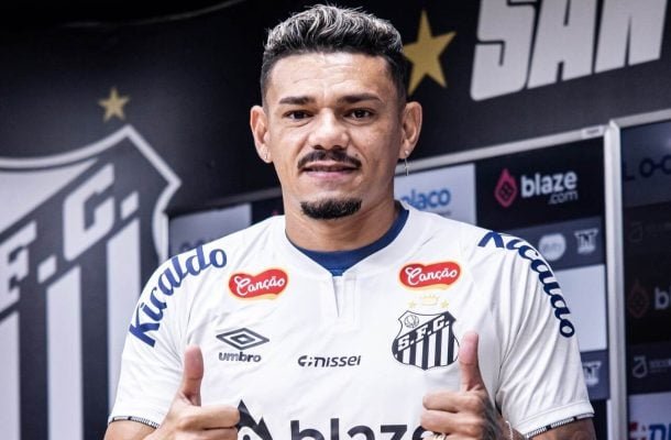 TIQUINHO - Isolado na frente, bateu cabeça contra o trio de zaga e nada fez nos 68 minutos em que esteve em campo até sair para a entrada de Luca Meirelles NOTA 4,0. Foto: Raul Baretta/Santos FC