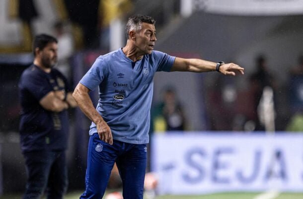 TÉCNICO: PEDRO CAIXINHA - De volta ao banco após a operação de redução do deslocamento da retina. Montou um time que não soube sair da marcação do Novorizontino e mostrou falhas defensivas. Só saiu com o empate por causa da atuação excepcional de seu goleiro. NOTA 4,0. Foto: Raul Baretta/Santos FC