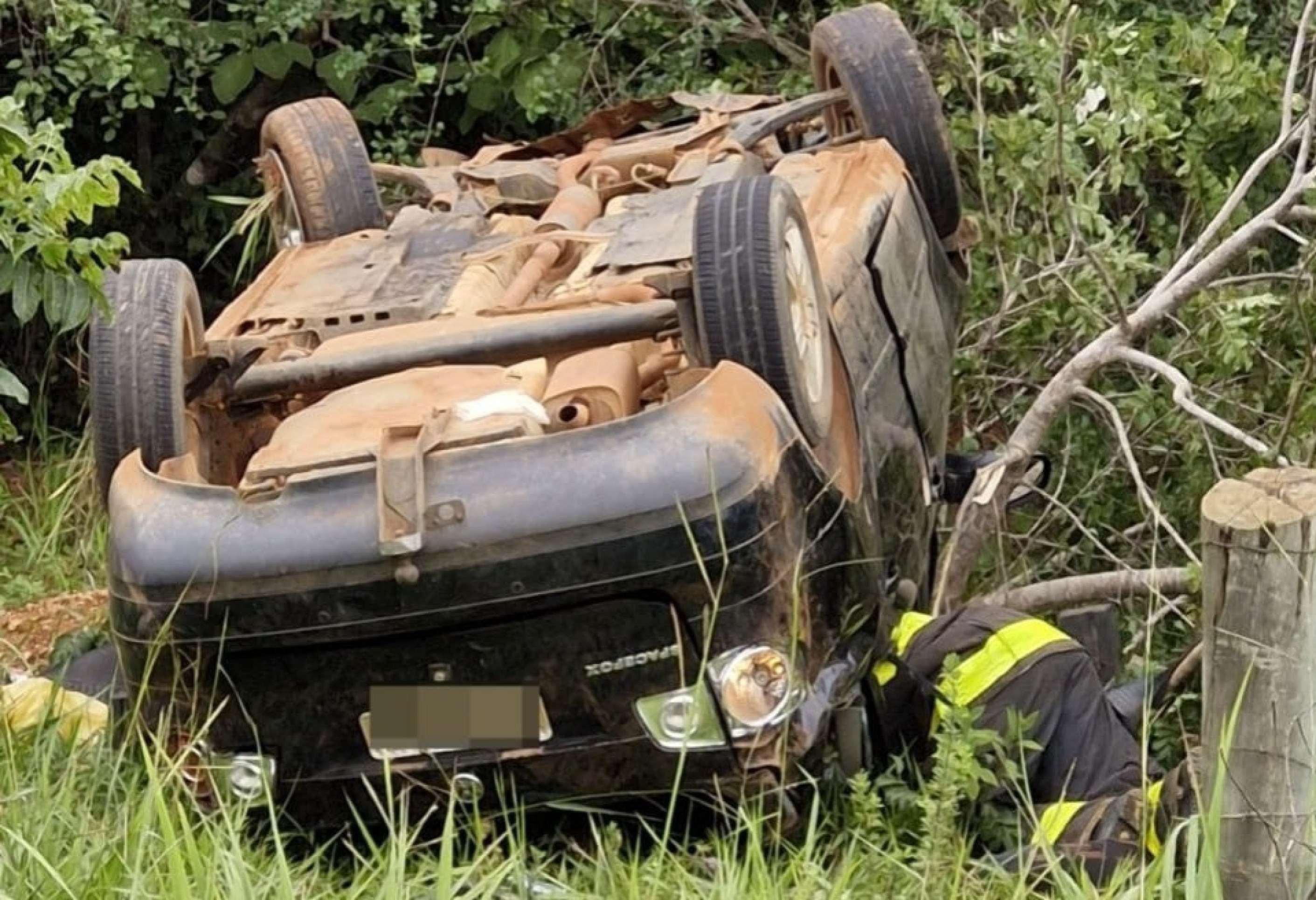 MG: capotamento de carro mata uma pessoa e deixa outra ferida