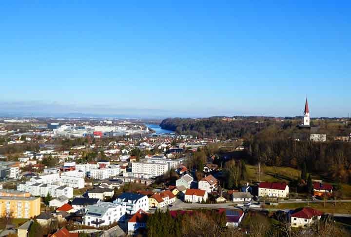 Hoje, a cidade é um importante centro industrial e comercial, com destaque para suas feiras e exposições internacionais, como a Welser Messe.