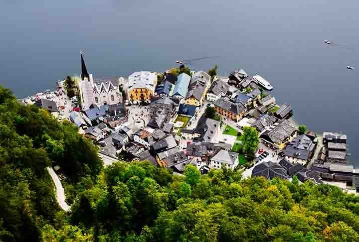 A cidade foi o refúgio de verão do imperador Francisco José I e sua esposa, a imperatriz Sissi, durante o século 19. O local mais icônico da cidade é a Kaiservilla, a residência imperial, onde Francisco José assinou a declaração de guerra que deu início à Primeira Guerra Mundial. 