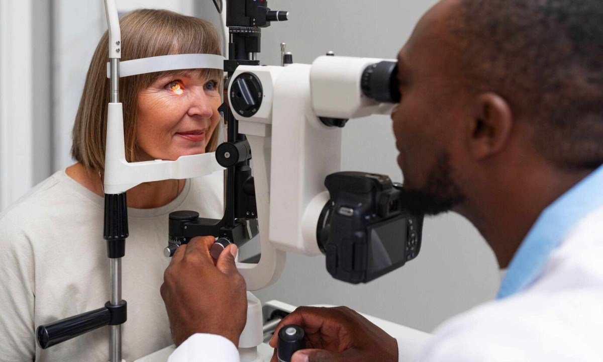 Check-up da saúde ocular pode detectar fatores de risco como hipertensão arterial ou diabetes -  (crédito: FreePik)