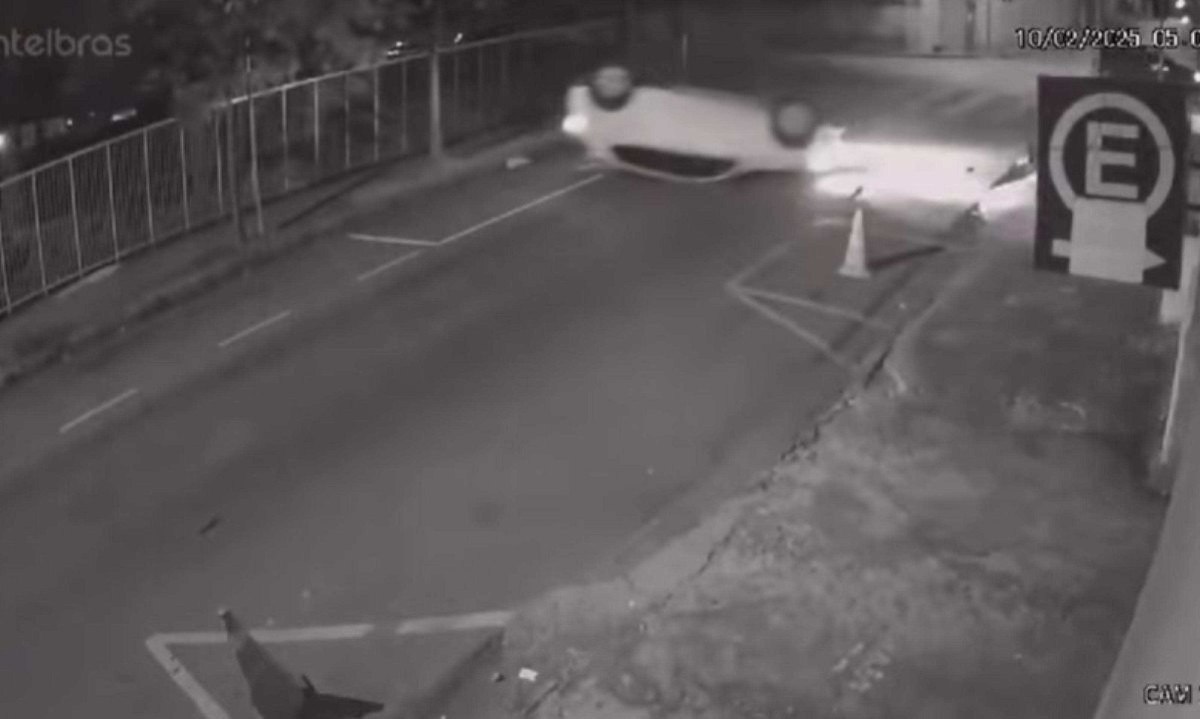 Vídeo: motorista embriagado capota veículo e bate em muro no Barreiro 