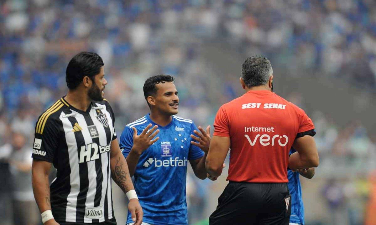 O clássico de domingo, no Mineirão, teve vários lances polêmicos dos lados da Raposa e do Galo -  (crédito: Alexandre Guzanshe/EM/D.A Press)