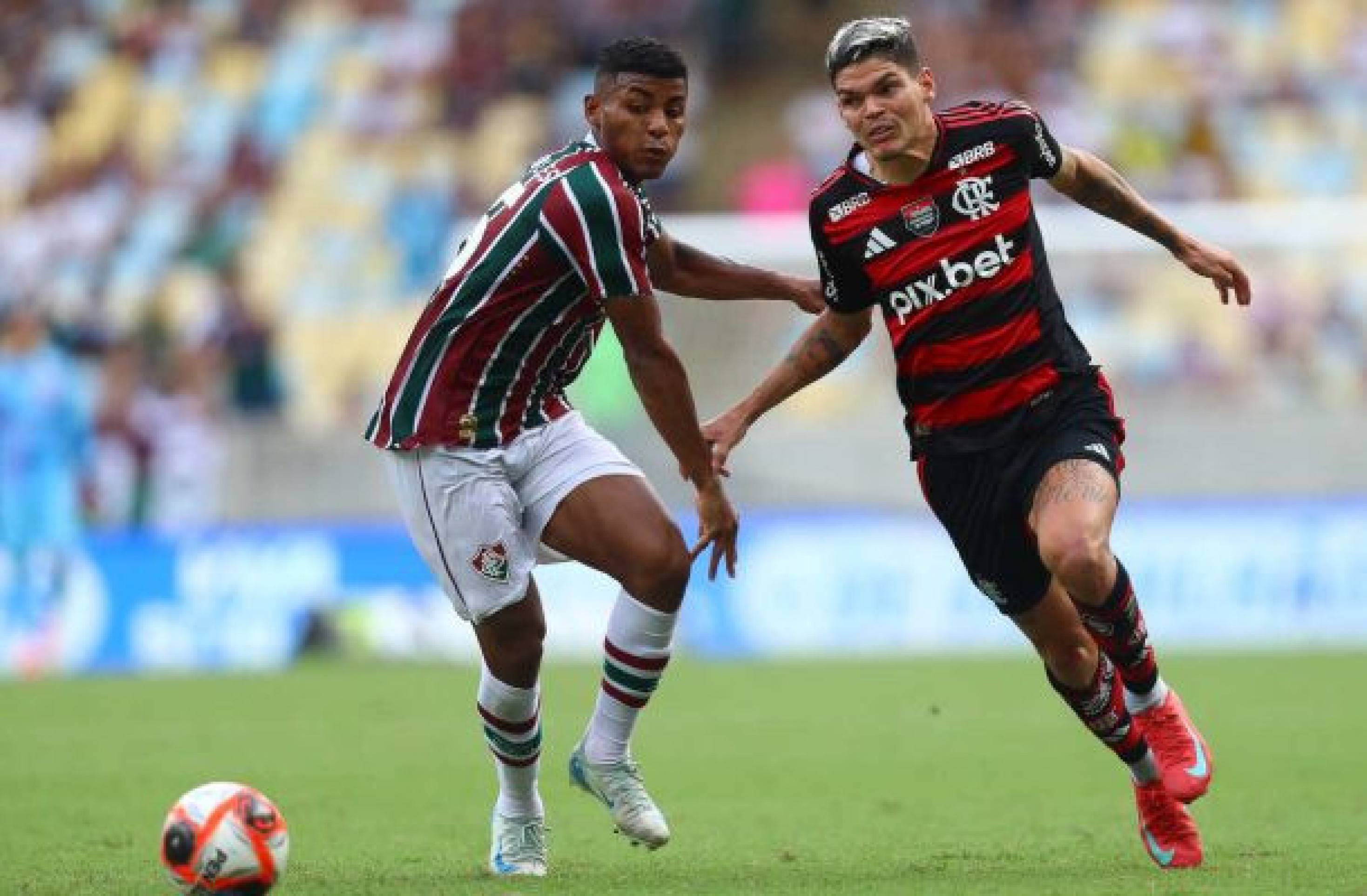 Ayrton Lucas terá chance de buscar vaga de titular no Flamengo em clássicos