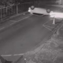 Vídeo: motorista embriagado capota veículo e bate em muro no Barreiro  - Câmeras de segurança/Redes sociais