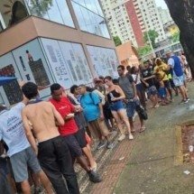 Foliões 'filam' comida de moradores de rua e revoltam voluntários - Redes Sociais