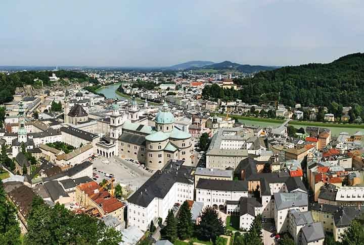 Salzburgo - É uma cidade encantadora situada no oeste da Áustria. Por ser o local de nascimento de Wolfgang Amadeus Mozart, Salzburgo é repleta de museus e festivais, como o renomado Festival de Salzburgo, que atrai artistas e visitantes de todo o mundo. 