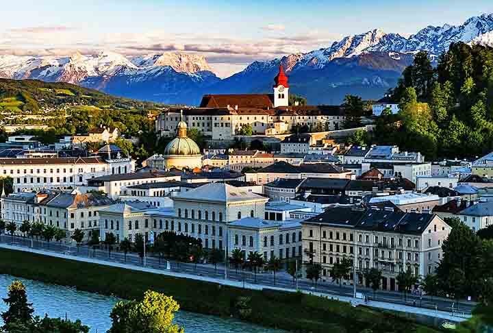 O centro histÃ³rico de Salzburgo Ã© um PatrimÃŽnio Mundial da UNESCO, com marcos icÃŽnicos, incluindo a imponente Fortaleza Hohensalzburg e a bela Catedral de Salzburgo.
