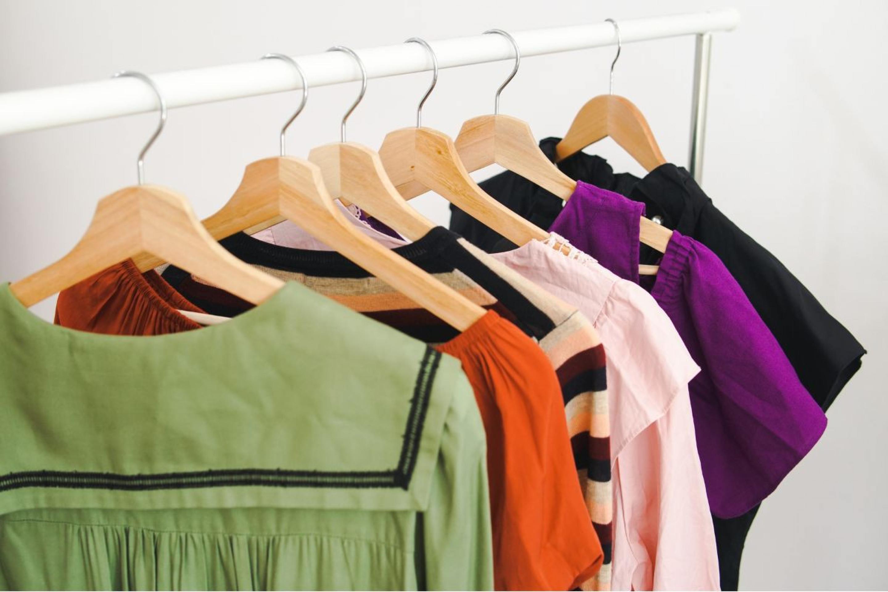 Com as técnicas corretas, você pode remover manchas de gordura e shoyu de maneira fácil, mantendo suas roupas impecáveis Roupas penduradas no cabide