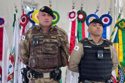 Policiais militares com a câmera no uniforme -  (crédito: Edesio Ferreira/EM/D.A Press)