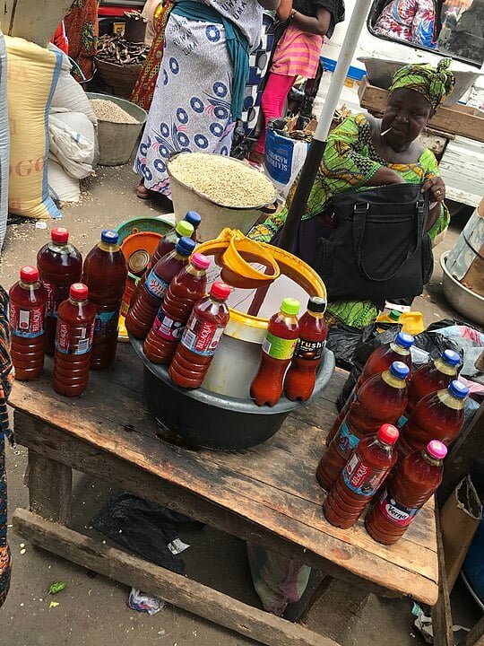 Óleo de Palma (Azeite de Dendê) - Com um sabor forte e característico, é uma base para pratos africanos e brasileiros, como acarajé e moquecas. Rico em vitamina A, mas com alta concentração de gorduras saturadas, deve ser usado com moderação.
