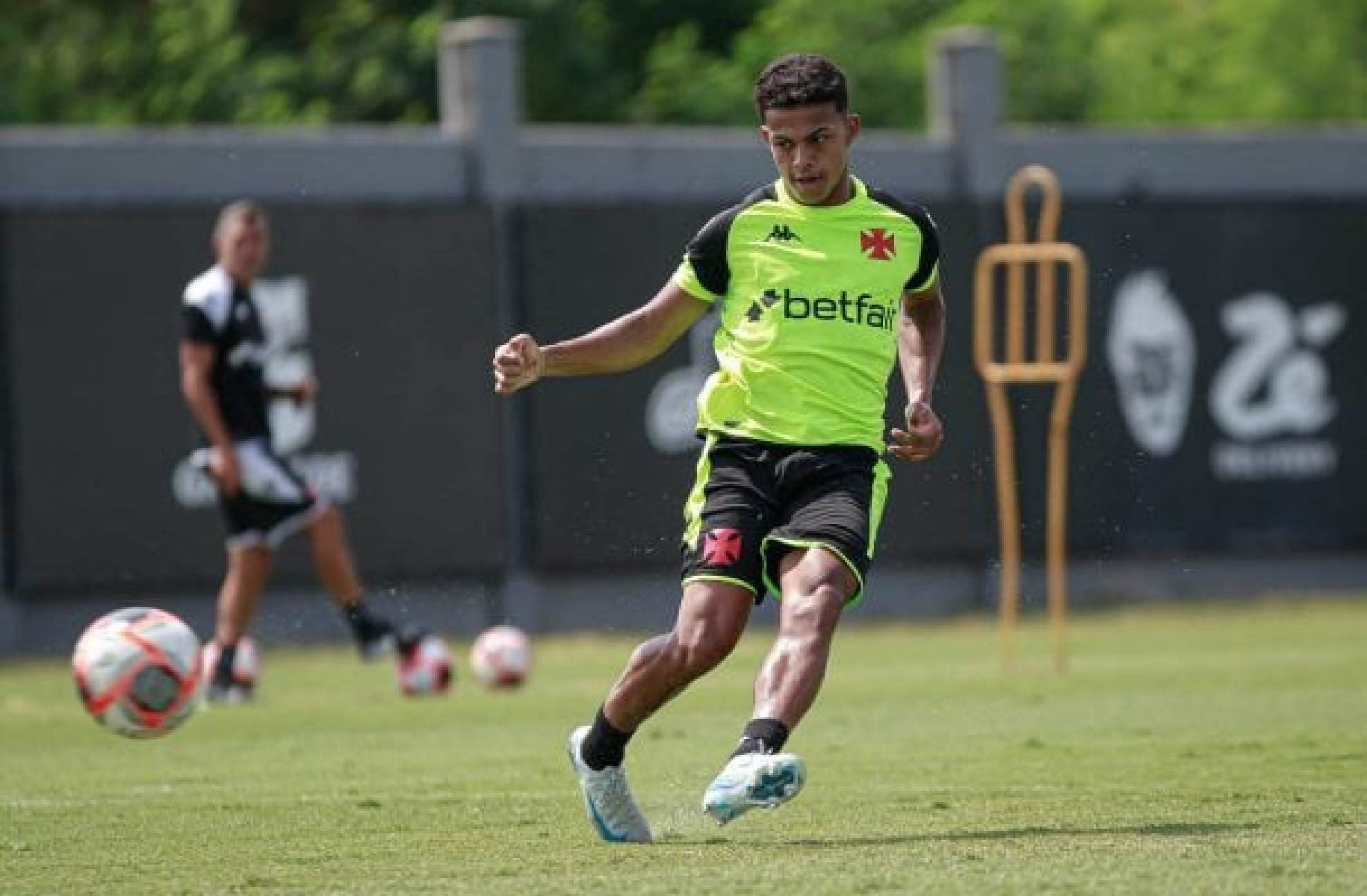 Vasco divulga relacionados com saídas e entradas