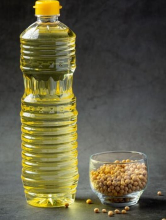 Óleo de Soja - É um dos óleos mais populares, rico em ácidos graxos poli-insaturados, como o ômega-6. Auxilia na saúde do coração e tem um custo acessível. É amplamente utilizado em frituras, refogados, bolos e no preparo geral de alimentos.