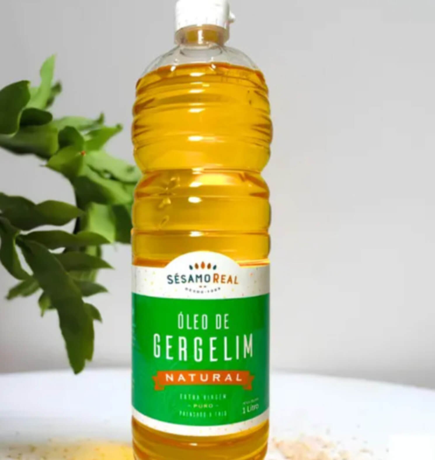 Óleo de Gergelim - Possui sabor intenso e propriedades antioxidantes, ajudando no combate aos radicais livres. Muito usado na culinária asiática, principalmente em molhos e para finalizar pratos. Também pode ser aplicado em massagens e cuidados com a pele.
