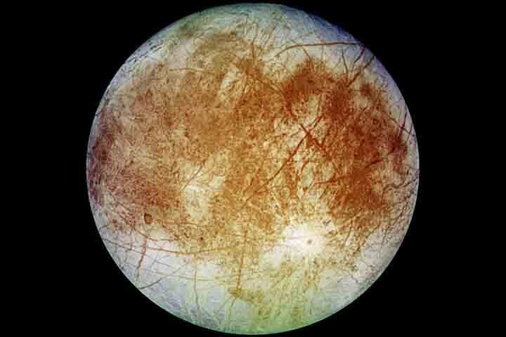 Uma das luas mais conhecidas é EUROPA, que orbita Júpiter. Descoberta por Galileo Galilei em 1610, Europa é famosa por sua superfície de gelo e potencial para abrigar água líquida sob a crosta, o que pode indicar a possibilidade de vida. 