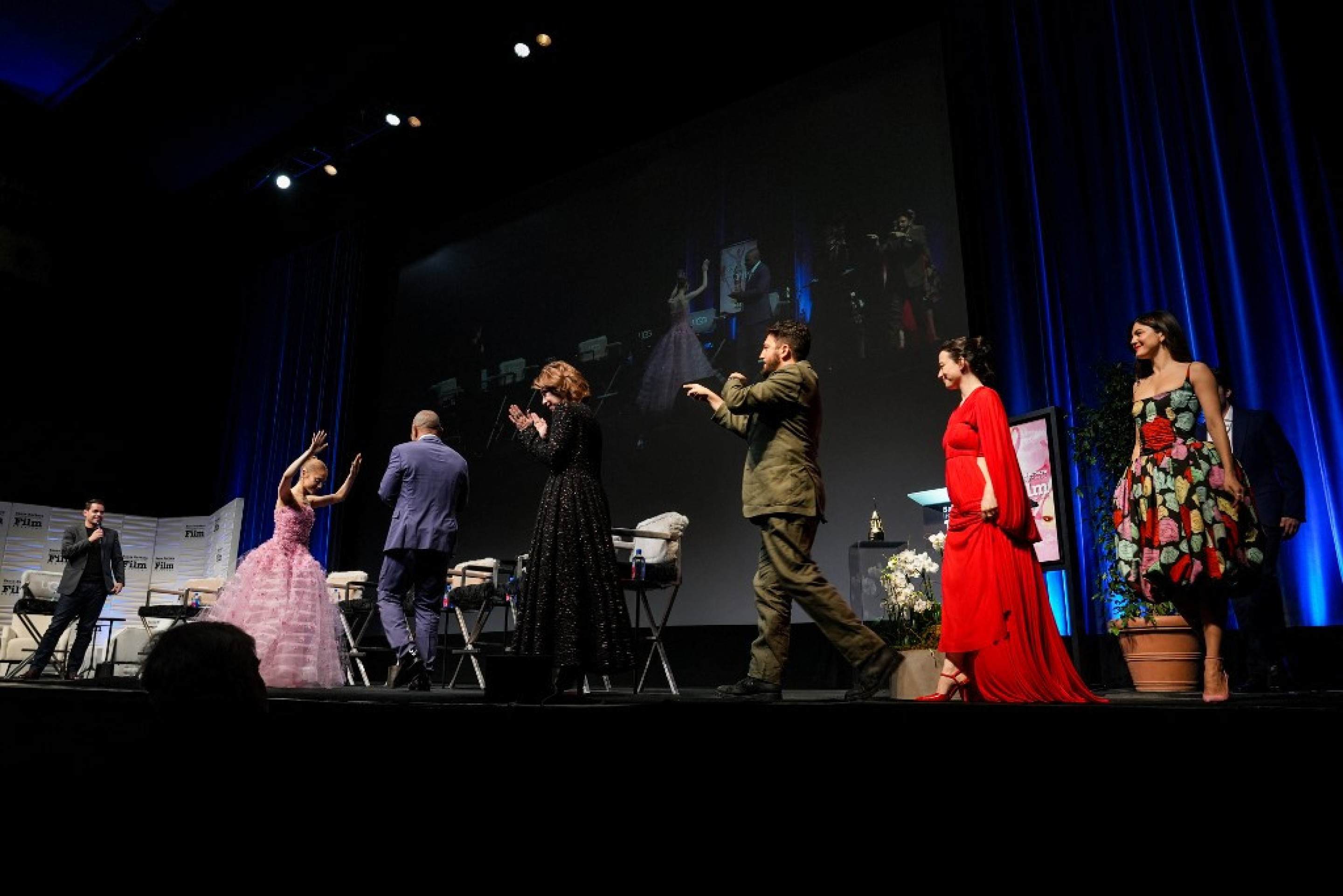 Fernanda Torres rouba cena em festival, com premiação ao lado de Ariana Grande