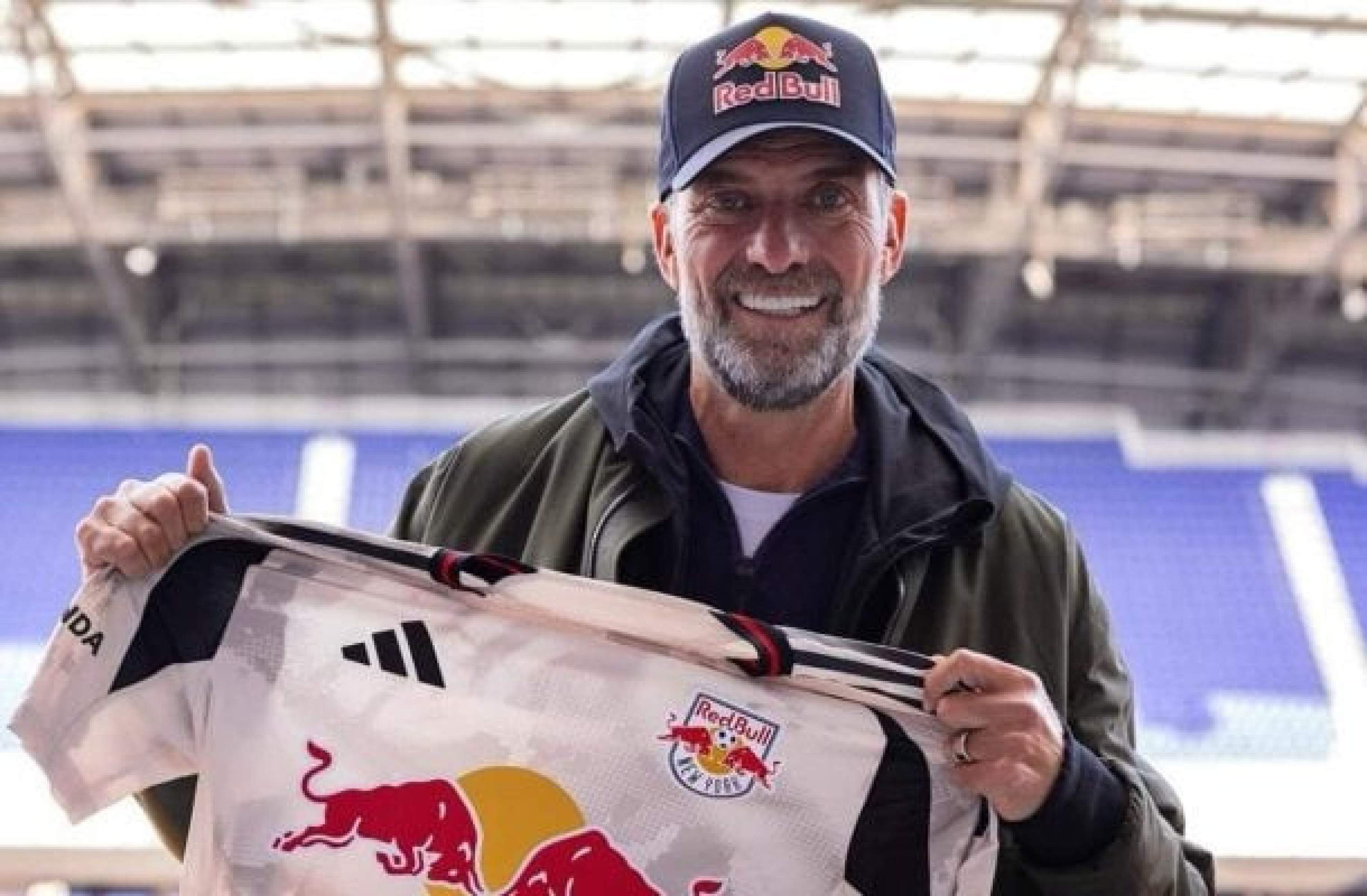 Ex-técnico do Liverpool apresenta novo uniforme do New York Red Bulls