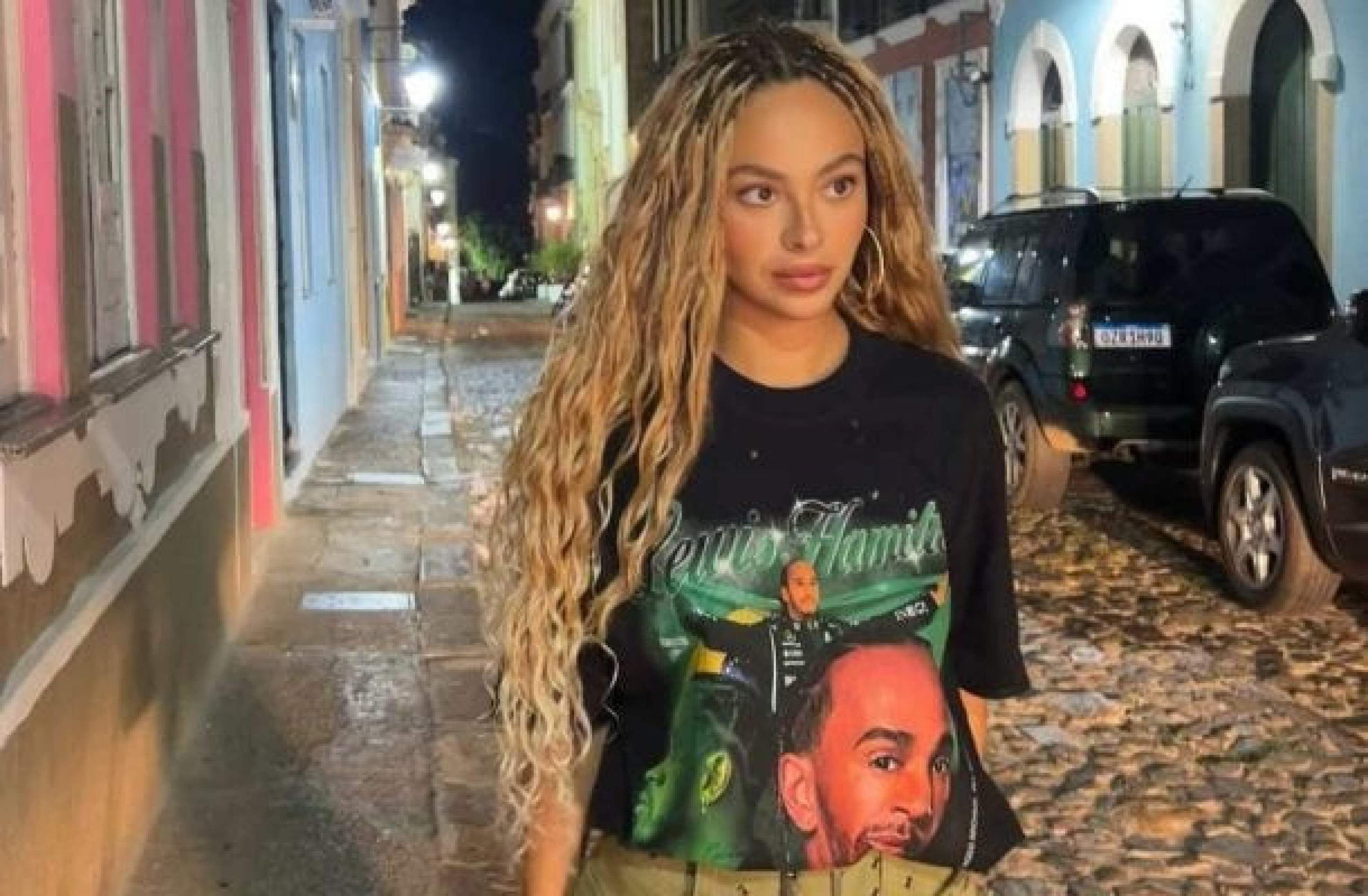 Ex de Gabigol e Vini Jr usa blusa com rosto de Lewis Hamilton na Bahia