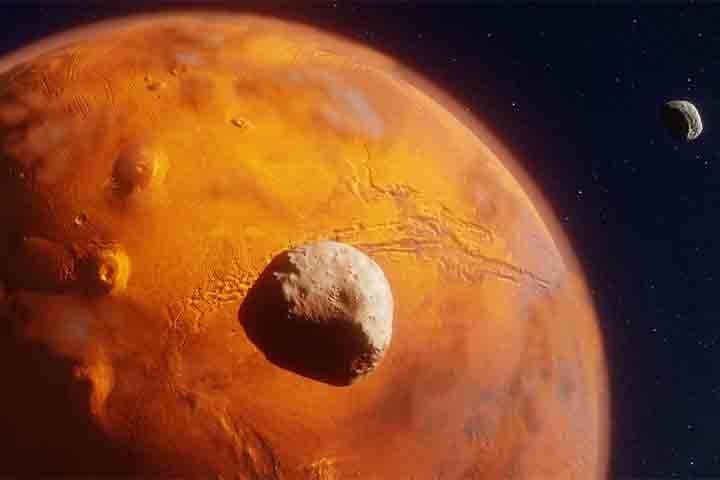 Segundo os cientistas, essa proximidade pode levá-la a colidir com o Marte ou se desintegrar em um futuro distante.  Já sua distância média da Terra é de cerca de 56 milhões de quilômetros.
