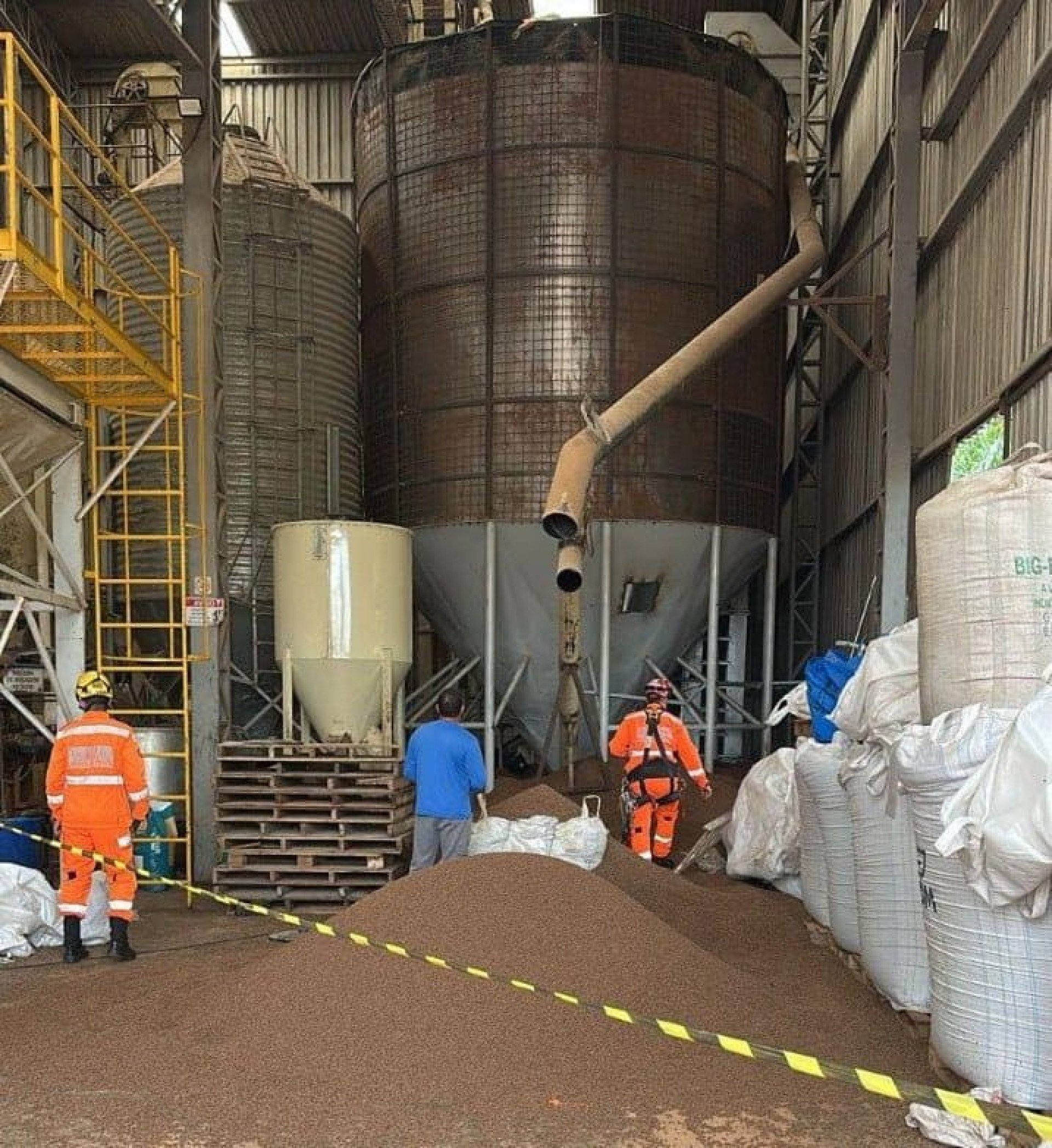  A vítima e outro funcionário estavam quebrando blocos do grão que se acumulam no processo de queda dentro do silo
