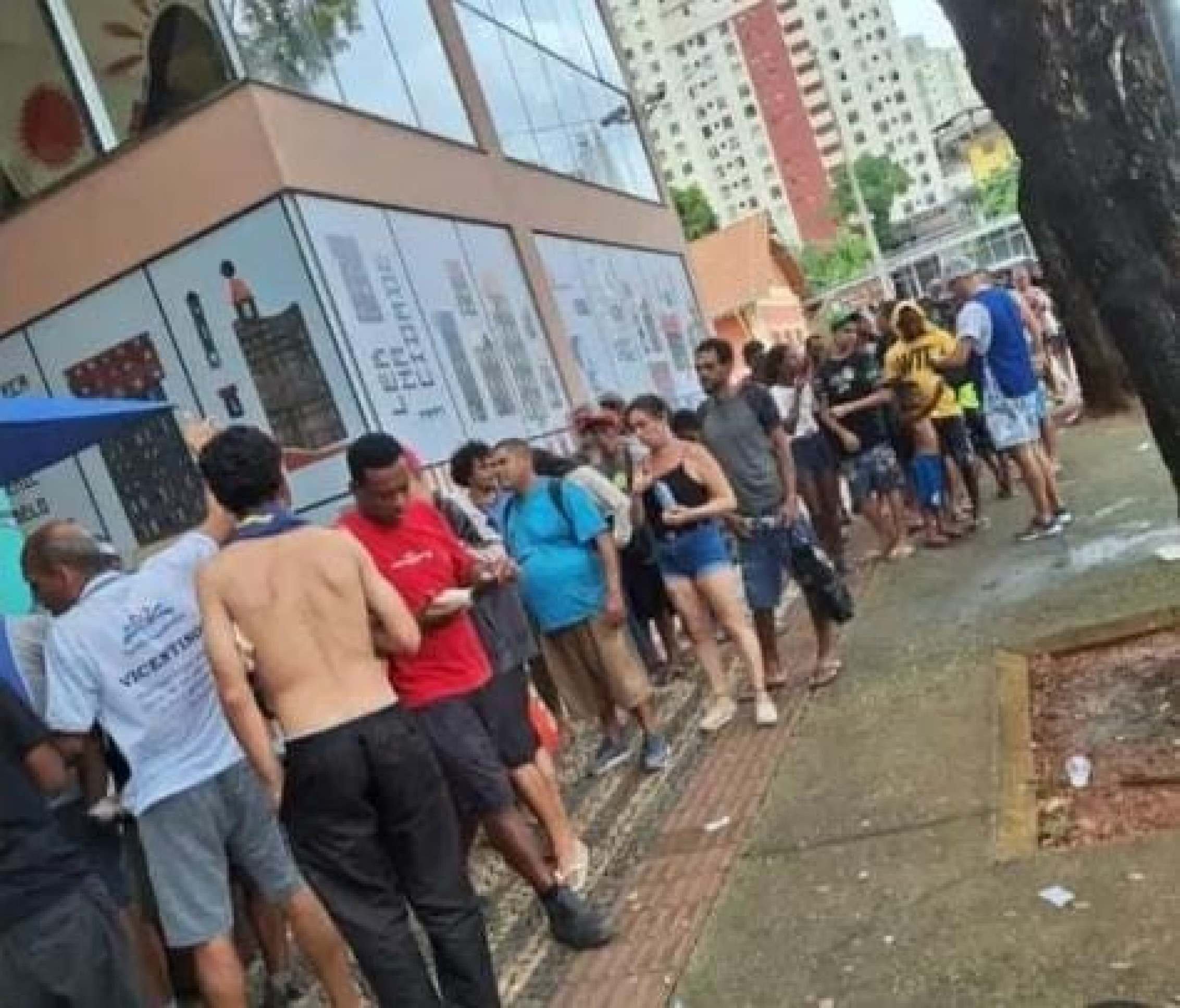 Foliões 'filam' comida de moradores de rua e revoltam voluntários