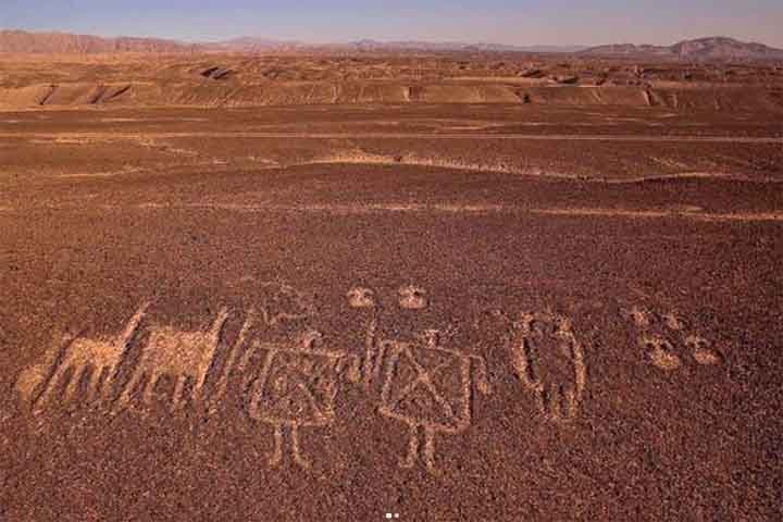 No solo árido do Deserto do Atacama, essas populações desenharam enormes figuras de pessoas, animais e objetos na areia.