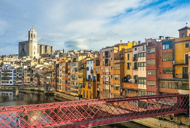 Conhecida por seu bem-preservado bairro histÃ³rico, Girona possui ruas de paralelepÃ­pedos, uma catedral impressionante e casas coloridas ao longo do rio Onyar. Ã? um destino popular para turistas que buscam cultura e gastronomia.