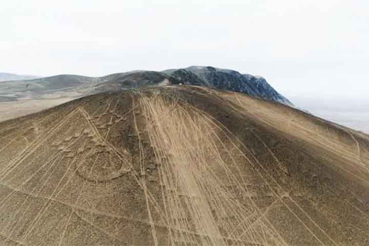 Os geoglifos em questão ficam em Alto Barranco, região de Tarapacá, e permaneceram preservados graças às condições climáticas do deserto.