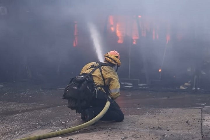 O evento, que premia obras do cinema e da TV, foi realizado na sexta-feira (7/2), e chegou a ser adiado por conta da tragédia. Especula-se que ao menos 25 pessoas tenham morrido em decorrência do desastre.