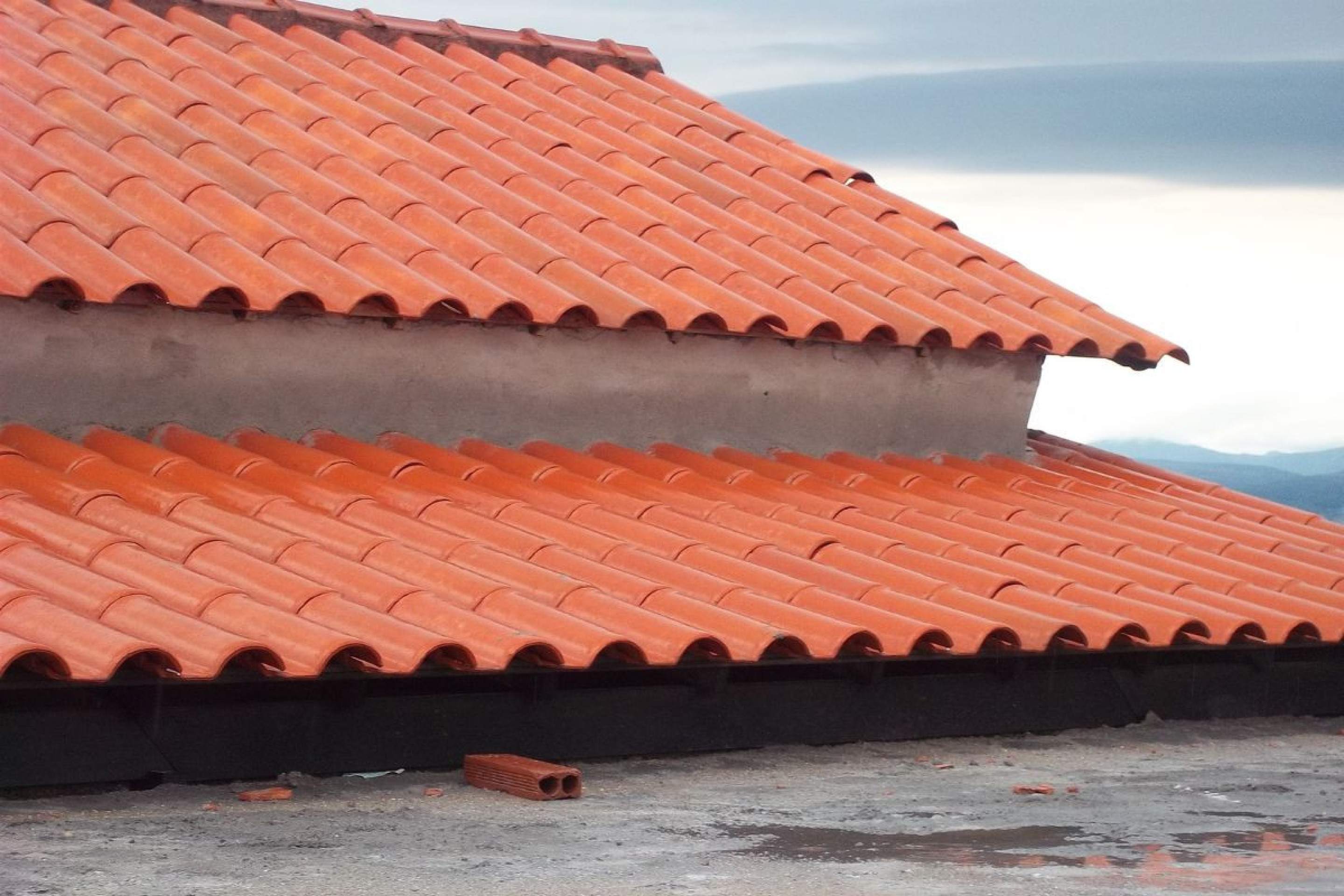 Adotar hábitos de manutenção preventiva também ajuda a preservar o telhado por mais tempo, garantindo mais segurança e conforto para sua casa Telhado de uma casa