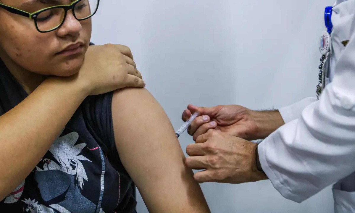 A definiÃ§Ã£o de um pÃºblico-alvo e de regiÃµes prioritÃ¡rias, segundo o ministÃ©rio, se fez necessÃ¡ria em razÃ£o da capacidade limitada de fornecimento de doses pelo fabricante -  (crédito: Rovena Rosa/AgÃªncia Brasil)