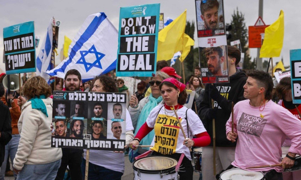  Apoiadores dos israelenses mantidos reféns na Faixa de Gaza em manifestação pedindo conclusão do acordo de troca com o grupo palestino Hamas para trazer de volta os cativos restantes
       -  (crédito: Menahem KAHANA / AFP)