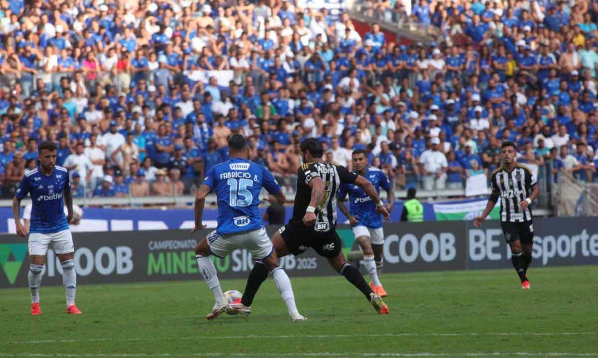 O jogo Cruzeiro e Atlético no fim de semana continua provocando polêmicas, principalmente o lance envolvendo o pisão de Lyanco no braço de Dudu -  (crédito: Edesio Ferreira/EM/D.A. Press)