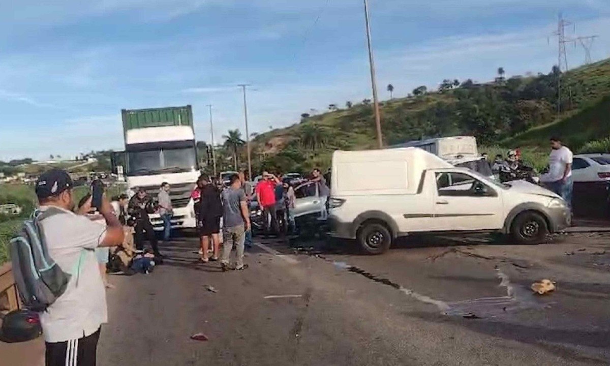 Engavetamento entre cinco veículos na BR-381 deixa motociclista ferido