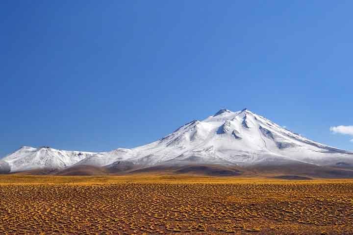Outro fator é a presença da Cordilheira dos Andes, que impede que a umidade alcance o interior do deserto.