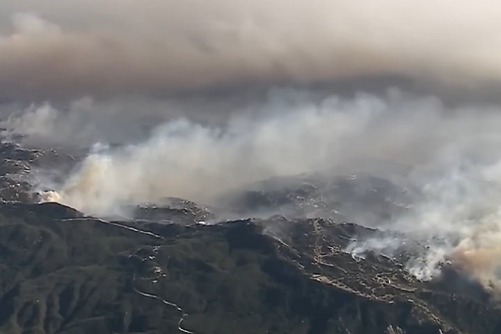O incêndio se espalhou para a região de Hollywood Hills, que fica ao sudoeste das montanhas de Santa Mônica, chegando a ameaçar locais icônicos, um deles a famosa placa de Hollywood.