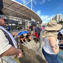 Fãs já estão no estádio para a estreia da nova turnê de Shakira no Brasil