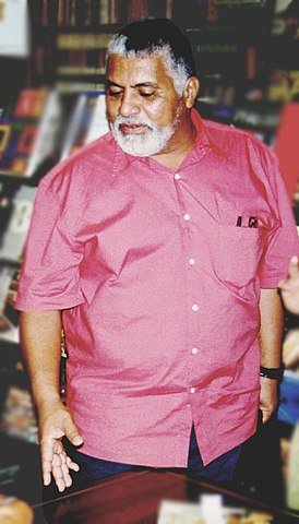 Em 2/6/2002, o jornalista Tim Lopes foi assassinado por traficantes do Complexo do Alemão durante reportagem investigativa. A confirmação da morte foi feita após a descoberta de um fragmento de costela, cujo exame de DNA atestou pertencer ao jornalista. Ele tinha 51 anos. 