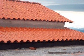 Trabalhador morre após receber descarga elétrica em telhado