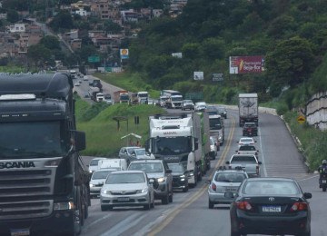 Trecho da BR-381 que vai de Belo Horizonte até Caeté é palco constante de engarrafamentos e acidentes -  (crédito: Gladyston Rodrigues/EM/D.A Press)