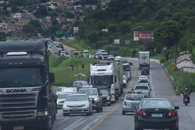 Trecho da BR-381 que vai de Belo Horizonte até Caeté é palco constante de engarrafamentos e acidentes -  (crédito: Gladyston Rodrigues/EM/D.A Press)
