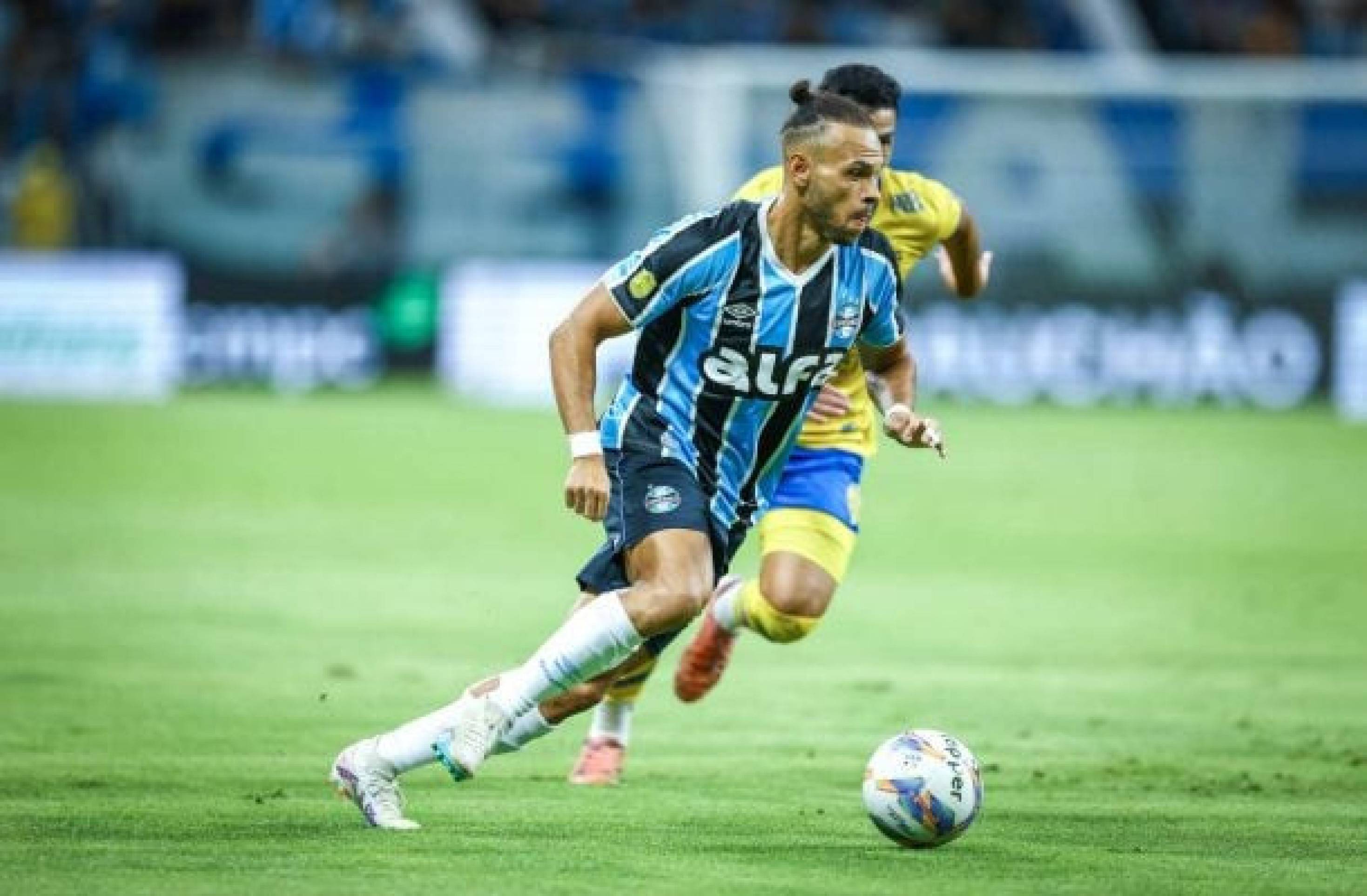 Braithwaite e Pavón marcam dois e Grêmio goleia o Pelotas no Gaúcho