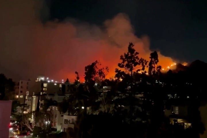 Apesar da contenção de incêndios menores e a redução de ordens de evacuação, a ameaça permaneceu alta por vários dias devido à previsão de ventos fortes.